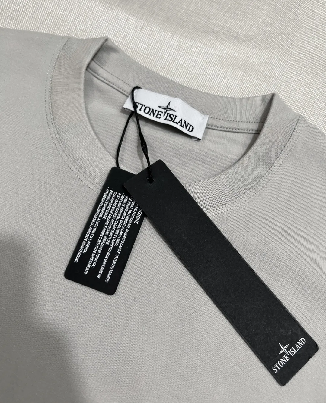 P140 Stone Island/Stone Island classic official website is on sale; small logo embroidery and pressed round neck short-sleeved T-shirt, strictly control the size of the logo, neat and clear letters, and the details are consistent with the original version; the original 240g double yarn 100% cotton fabric is selected; the upper body is simple, beautiful and very durable, with three-needle stitching and high-standard workmanship, with complete three-label details, high-temperature washing, soft fabric, better breathability, no shrinkage or deformation after washing, versatile style Match as you like, European size version, colors: black, dark gray, lilac gray, white; sizes XS-L, (L can wear up to 200 pounds)